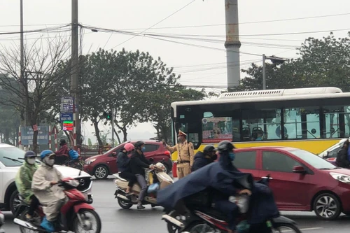 Đội mưa trong giá rét, CSGT phân luồng chống ùn tắc tại cửa ngõ phía Nam Thủ đô, đón người dân về sau Tết