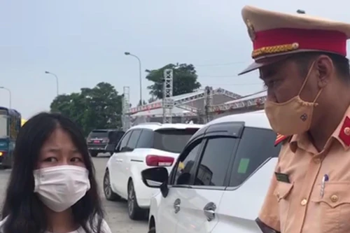 Phát hiện xe khách, xe bán tải chở công nhân vi phạm quy định phòng, chống dịch Covid-19