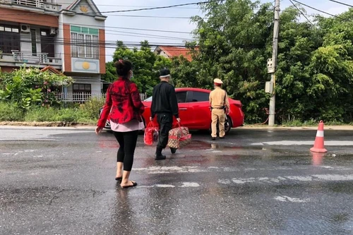 Cảnh sát giao thông hỗ trợ thai phụ sắp đến ngày sinh đoàn tụ cùng gia đình