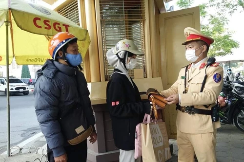  Người phụ nữ đánh rơi túi xách và được Cảnh sát giao thông giúp đỡ