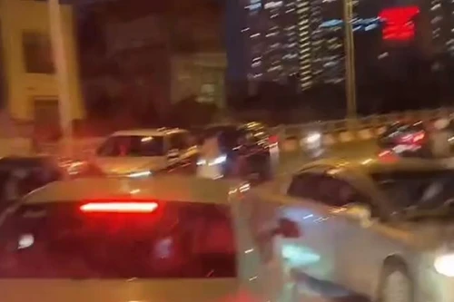 Tai nạn liên hoàn trên cầu Vĩnh Tuy, nhiều xe ô tô bất chấp nguy hiểm quay đầu