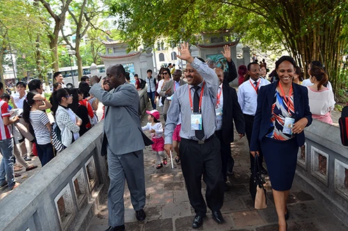 90 đại biểu, nghị sỹ IPU 132 thăm đền Ngọc Sơn