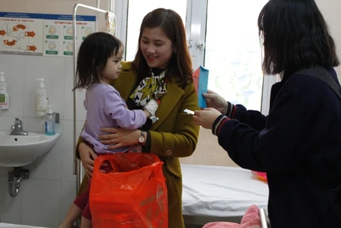 Mang nụ cười cho trẻ thơ trong ngày Tết