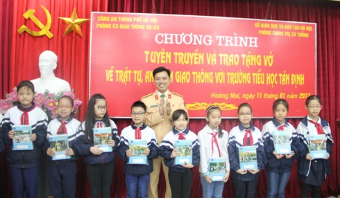 Tặng vở cho học sinh gắn với tuyên truyền Luật Giao thông