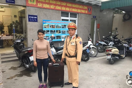 Hoạn nạn dọc đường, cô gái được CSGT giúp đỡ về quê nhà