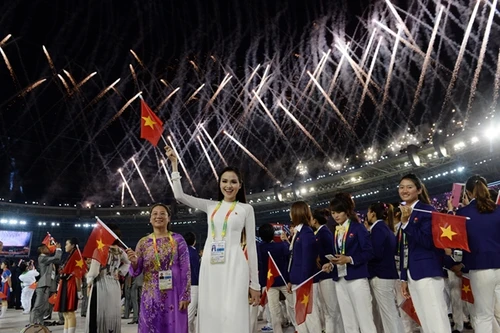 Hoa hậu Diễm Hương nổi bật trong Lễ khai mạc SEA Games 27