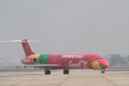 Tận mắt ngắm Cúp vàng FIFA ở Việt Nam