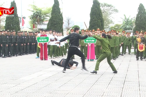 Pha biểu diễn võ thuật đối kháng của nữ Cảnh sát đặc nhiệm Hà Nội 