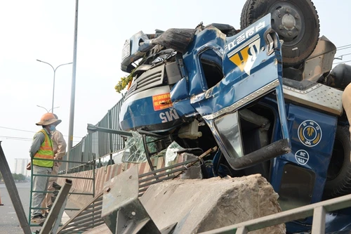 Xe ben nằm "chỏng vó" trên dải phân cách sau va chạm giao thông