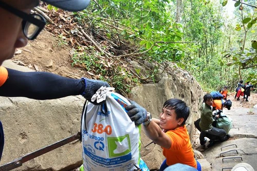 Hơn 400 phượt thủ mở chiến dịch "quét" rác trên núi Bà Đen