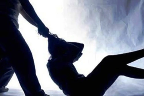 Nam thanh niên bịt mặt đi đòi nợ, xâm hại bé gái 13 tuổi