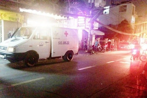 Cụ ông đang đi xe đạp, đột nhiên ngã xuống đường tử vong