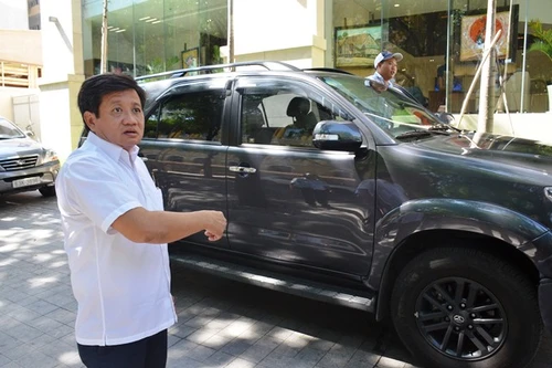 Hàng loạt "xế hộp" vi phạm bị ông Hải yêu cầu xử lý, cẩu về trụ sở