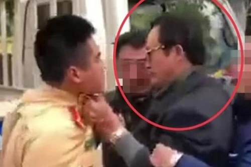 Luật sư nói gì về vụ Chi cục trưởng Dân số Tuyên Quang túm áo, tát CSGT?