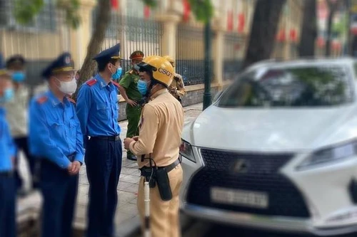 Mua bán, chiếm đoạt trái phép biển hiệu, giấy ra vào cơ quan để "ra oai" có thể phải ngồi tù