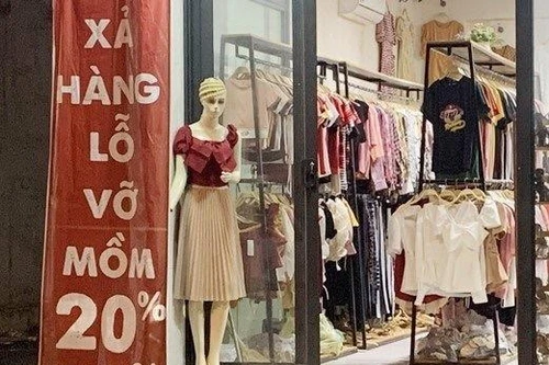 Quảng cáo phản cảm nơi công cộng vì sao liên tục tái diễn?