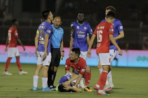 Từ vụ cầu thủ Hùng Dũng bị "đốn" gãy chân: Chơi xấu trong thi đấu thể thao có thể bị phạt tới 25 triệu đồng 