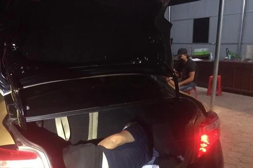 Cần xử lý hình sự đối tượng nhồi nhét người vào thùng, cốp xe để "thông chốt" kiểm dịch