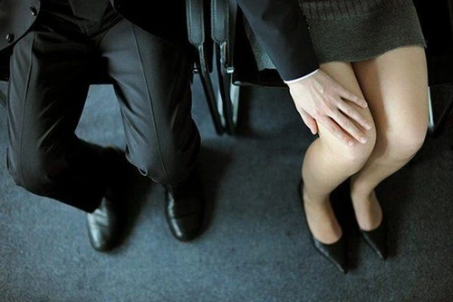 Lãnh đạo quấy rối tình dục, quan hệ bất chính với nhân viên phải đối diện hình phạt nào?