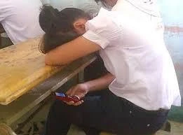  Bộ Giáo dục và Đào tạo cần làm rõ việc cho học sinh sử dụng điện thoại trong lớp học