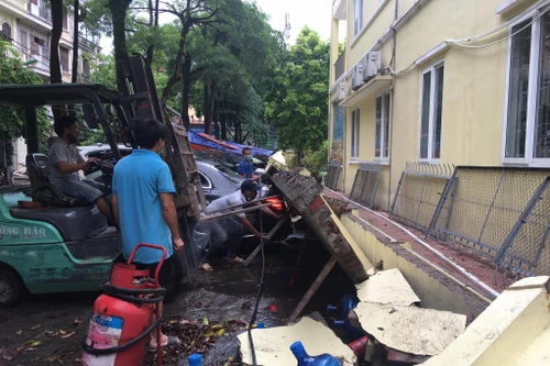 Ai phải bồi thường sau vụ hàng chục ô tô bị hư hỏng do tường đổ tại Hà Nội?