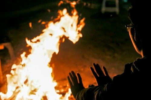 Đốt lửa trên vỉa hè, lòng đường sưởi ấm có thể bị phạt tiền, phạt tù