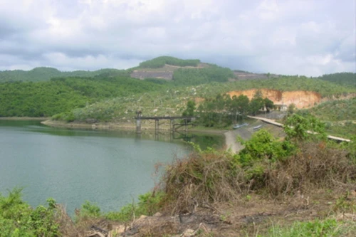 Theo cha đi đánh bắt cá, 3 anh em họ bị đuổi nước