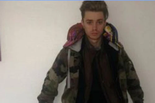 Ca sĩ ngất vì mặc quá nhiều quần áo