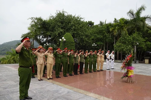 Phụ nữ Cụm thi đua số 3 CATP Hà Nội về nguồn báo công dâng Bác