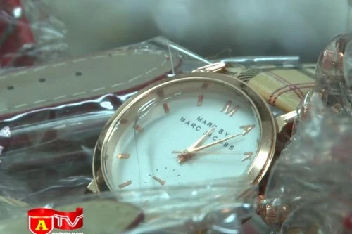 Phát hiện 10.000 chiếc đồng hồ đeo tay không rõ nguồn gốc xuất xứ