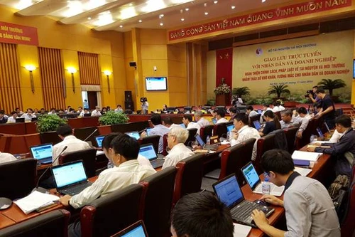 Giao lưu trực tuyến với Bộ TN-MT: Dân thắc mắc chính sách bồi thường, chậm cấp "sổ đỏ"