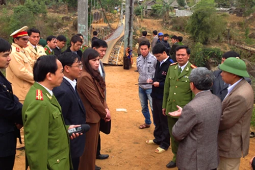 Đang đưa đám tang, cầu treo sập làm 7 người chết, 37 người bị thương