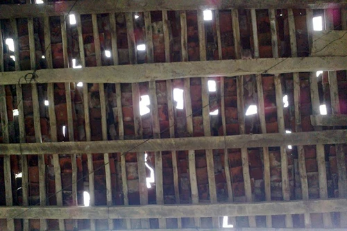 Mưa đá to bằng nắp ấm, rơi thủng mái hàng trăm ngôi nhà