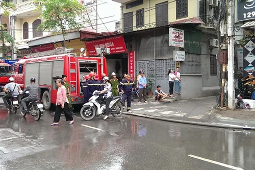 Khách hàng hết hồn vì quán cà phê bỗng dưng phát hỏa