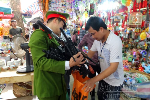 Thu giữ hàng trăm khẩu súng đồ chơi nguy hiểm tại khu vực chùa Hương