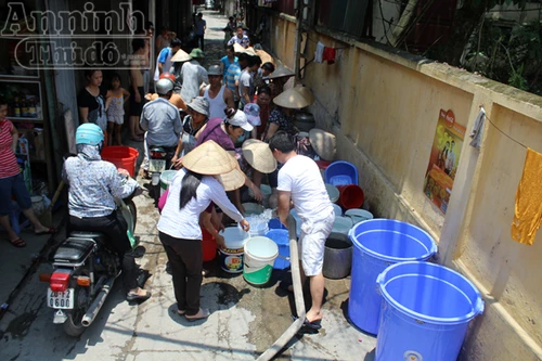 Hàng trăm người vây quanh xe stec nước giữa trưa nắng 40 độ C