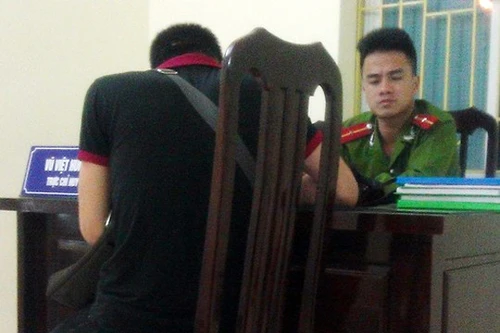 Ngang nhiên hành hung, đập máy ảnh của phóng viên đang tác nghiệp