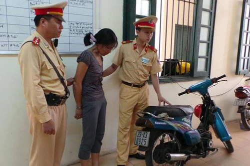 Hai "nữ quái” cướp giật giữa ngã tư bị CSGT bắt "sống"