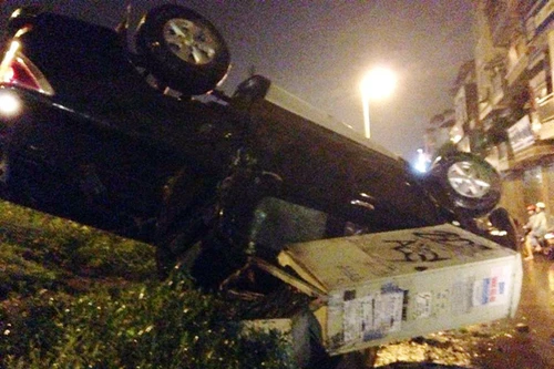 Mưa đêm, xe ô tô húc đổ cột điện rồi “phơi bụng” lên trời