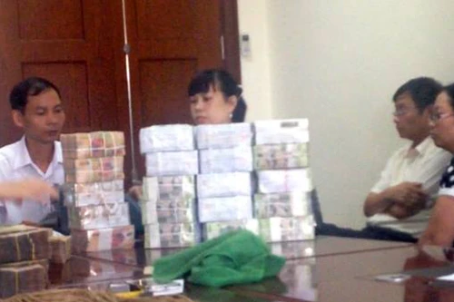 Bắt giam thủ quỹ và kế toán tham ô tiền tỷ