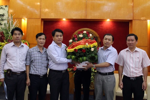 Giám đốc Công an TP Hà Nội thăm và chúc mừng các cơ quan báo chí