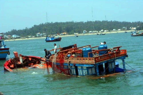 Lại thêm một tàu cá bất ngờ bị tàu lạ đâm chìm 