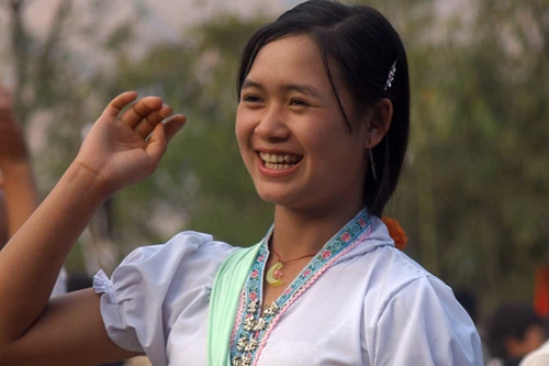 Thiếu nữ Thái rạng ngời ném còn vào xuân