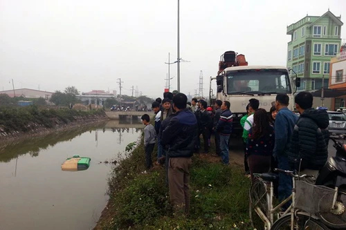 4 người thoát chết trong chiếc xe taxi lao xuống mương nước