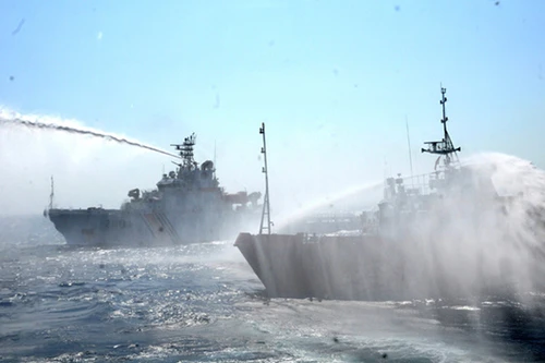 Trung Quốc hành động mờ ám: Hai tàu tự đấu vòi rồng trên biển Đông