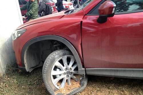 Xe sang “hôn” trụ bê-tông,1 người bị thương