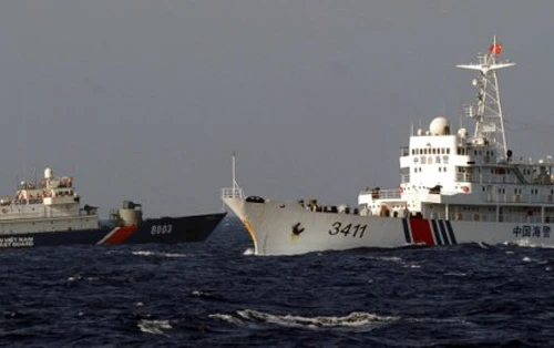 Tàu cá Trung Quốc dày đặc, thả lưới gây nguy hiểm cho tàu Kiểm ngư Việt Nam.