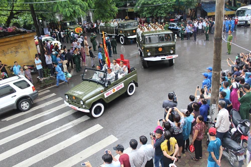 Người dân Hà Nội đội mưa tiễn đưa 18 liệt sỹ quân đội về cõi vĩnh hằng