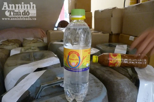 "Đột nhập" xưởng dùng nước lã, dung dịch làm thành “dấm gạo nếp”