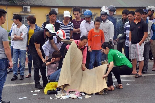 Xe khách mất lái đâm liên hoàn đè chết 1 người tại chỗ